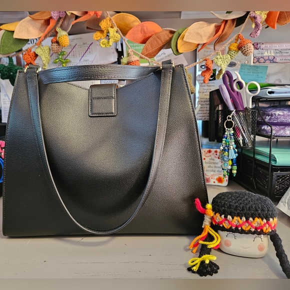 Kate Spade Black Shoulder Bag with Gold Clasp - Picture 3 of 8